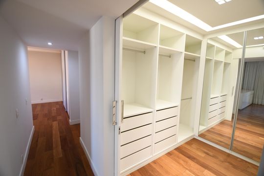 Quarto Suíte 1 - Closet de apartamento à venda com 4 quartos, 450m² em Cambuí, Campinas