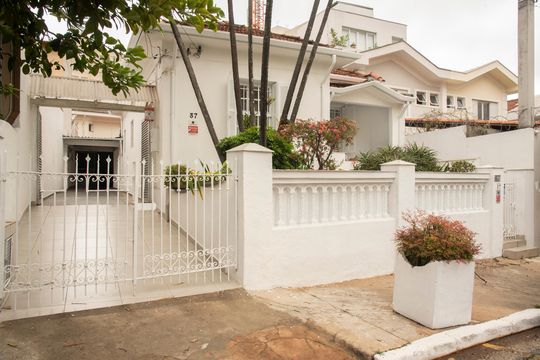 Fachada de casa à venda com 2 quartos, 120m² em Vila Clementino, São Paulo