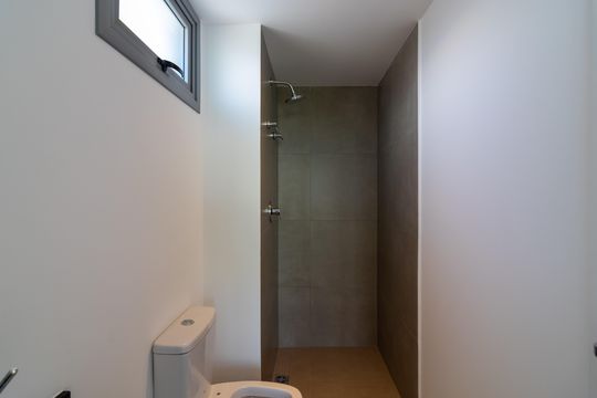 Banheiro de kitnet/studio para alugar com 1 quarto, 28m² em Indianópolis, São Paulo
