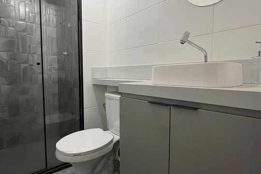 Banheiro de apartamento à venda com 1 quarto, 26m² em Santo Amaro, São Paulo