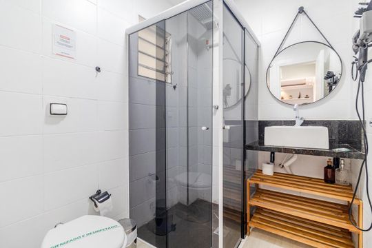 Banheiro de apartamento para alugar com 1 quarto, 42m² em Pinheiros, São Paulo