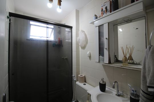 Banheiro de apartamento para alugar com 2 quartos, 60m² em Anil, Rio de Janeiro