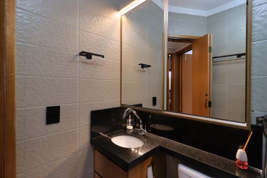 Banheiro de apartamento à venda com 2 quartos, 45m² em Vila Scarpelli, Santo André