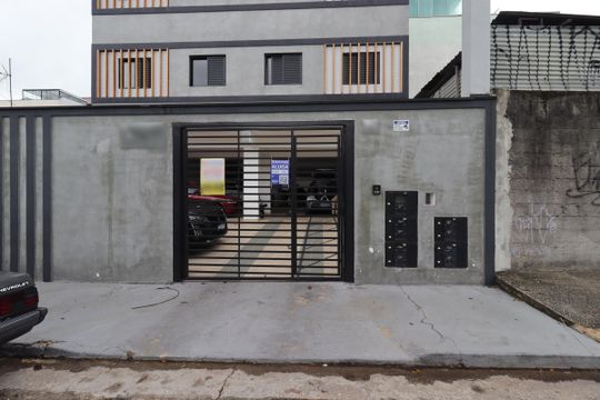 Fachada com Plaquinha  de apartamento à venda com 2 quartos, 45m² em Vila Scarpelli, Santo André