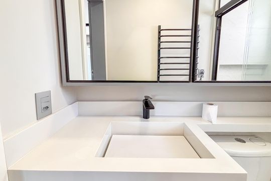 Banheiro de kitnet/studio à venda com 1 quarto, 32m² em Pinheiros, São Paulo