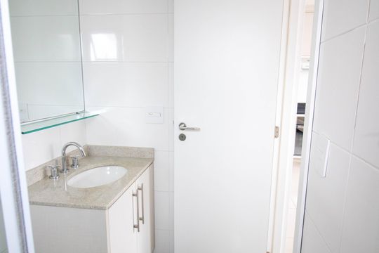 Banheiro de kitnet/studio para alugar com 1 quarto, 37m² em Campo Belo, São Paulo