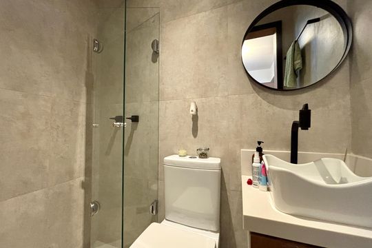Banheiro social de apartamento para alugar com 2 quartos, 85m² em Botafogo, Rio de Janeiro