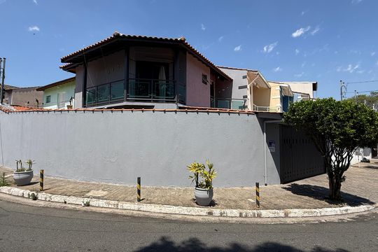 Fachada de casa à venda com 3 quartos, 179m² em Picanço, Guarulhos