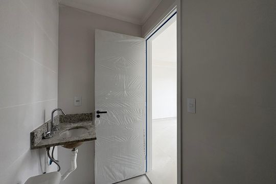 Banheiro de apartamento à venda com 2 quartos, 55m² em Parque das Nações, Santo André