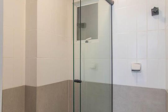 Banheiro de apartamento à venda com 1 quarto, 20m² em Centro Histórico, Porto Alegre