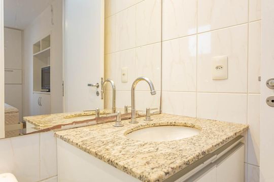 Banheiro da Suíte de apartamento para alugar com 2 quartos, 75m² em Aclimação, São Paulo