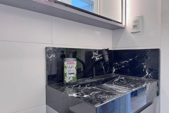 Banheiro Social de apartamento à venda com 2 quartos, 54m² em Vargem Pequena, Rio de Janeiro