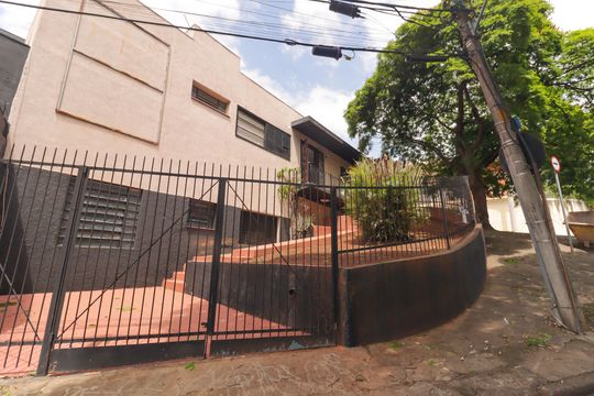 Fachada de casa para alugar com 3 quartos, 270m² em Vila Rafael de Oliveira, Jundiaí