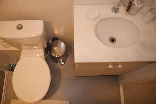 Banheiro de kitnet/studio para alugar com 1 quarto, 26m² em República, São Paulo