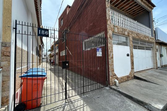 Fachada de casa para alugar com 2 quartos, 75m² em Bento Ribeiro, Rio de Janeiro