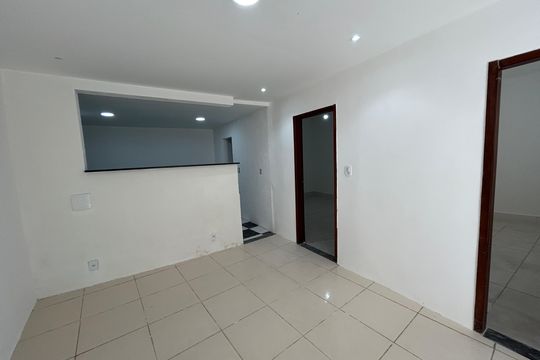 Sala de casa para alugar com 2 quartos, 75m² em Bento Ribeiro, Rio de Janeiro