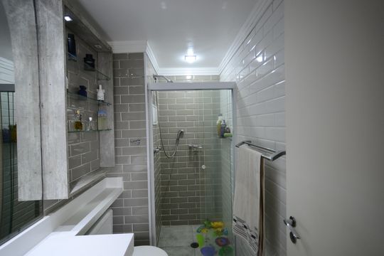 Banheiro de apartamento à venda com 2 quartos, 51m² em Vila Carioca, São Paulo