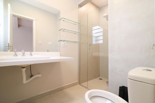 Banheiro de apartamento para alugar com 1 quarto, 42m² em Pinheiros, São Paulo