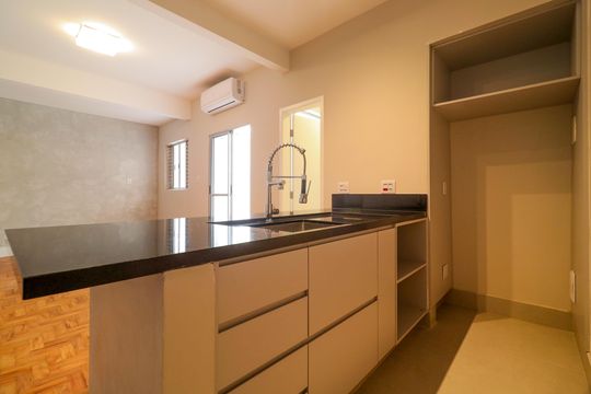 Cozinha de apartamento para alugar com 1 quarto, 42m² em Pinheiros, São Paulo