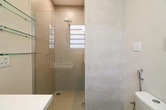 Banheiro de apartamento para alugar com 1 quarto, 42m² em Pinheiros, São Paulo