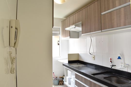 Cozinha de apartamento para alugar com 2 quartos, 48m² em Santa Cândida, Curitiba