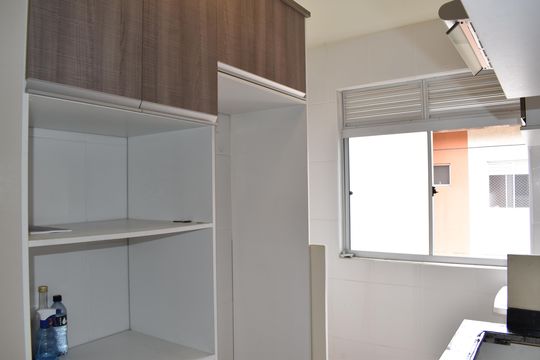 Cozinha de apartamento para alugar com 2 quartos, 48m² em Santa Cândida, Curitiba
