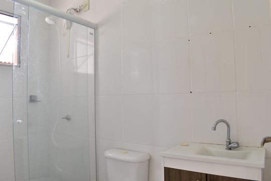 Banheiro de apartamento para alugar com 2 quartos, 48m² em Santa Cândida, Curitiba