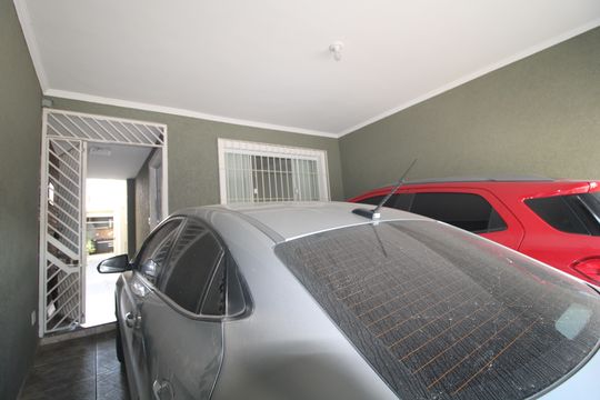 Garagem de casa à venda com 3 quartos, 125m² em Campo Grande, São Paulo