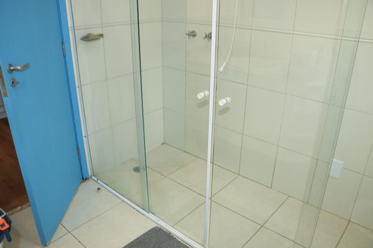 Banheiro da Suíte 2 de casa de condomínio para alugar com 5 quartos, 300m² em Jardim Colibri, Cotia