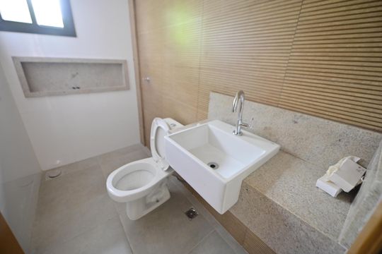 Banheiro da Suíte de casa de condomínio para alugar com 3 quartos, 153m² em Vila Rosa, Goiânia