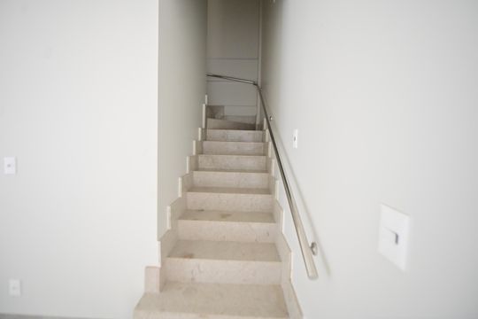 Escada de casa de condomínio para alugar com 3 quartos, 153m² em Vila Rosa, Goiânia