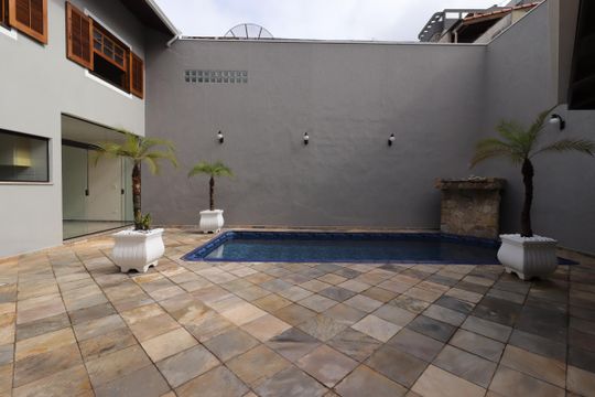 Piscina de casa à venda com 4 quartos, 311m² em Vila Valparaíso, Santo André