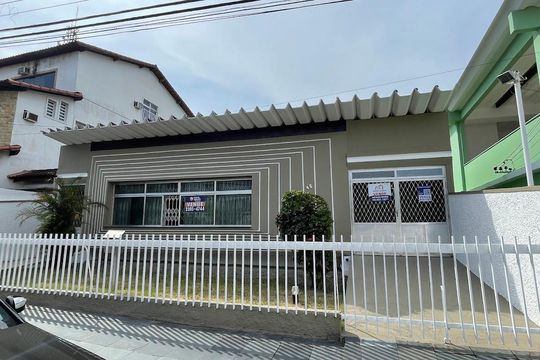 Fachada de casa à venda com 5 quartos, 300m² em Portuguesa, Rio de Janeiro