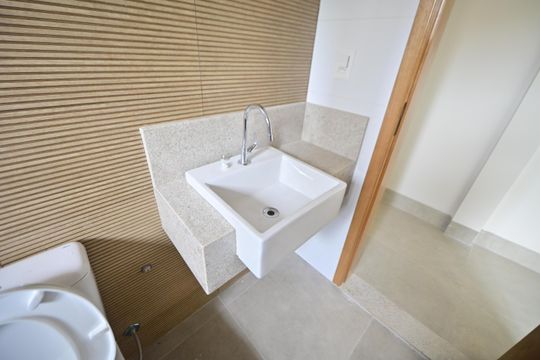 Banheiro da suíte 3 de casa de condomínio para alugar com 3 quartos, 153m² em Vila Rosa, Goiânia