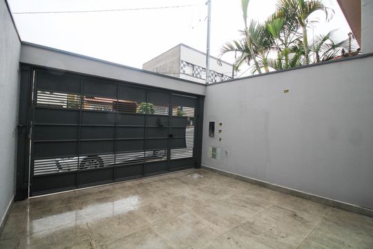 Garagem de casa à venda com 3 quartos, 120m² em Vila Canero, São Paulo