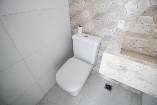 Lavabo de casa à venda com 3 quartos, 120m² em Vila Canero, São Paulo