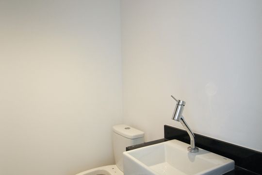 Banheiro de kitnet/studio para alugar com 1 quarto, 22m² em Indianópolis, São Paulo