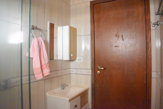 Banheiro de casa para alugar com 2 quartos, 63m² em Abranches, Curitiba