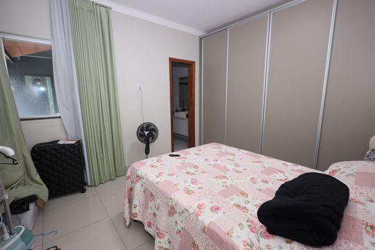 Quarto 3 de casa à venda com 3 quartos, 138m² em Jardim Atlantico, Goiânia