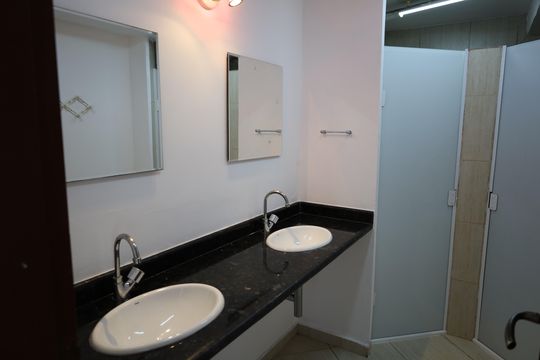 Área Externa Banheiro de casa à venda com 5 quartos, 590m² em Jardim Marajoara, São Paulo