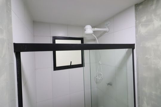 Banheiro Social de kitnet/studio para alugar com 1 quarto, 21m² em Presidente Altino, Osasco