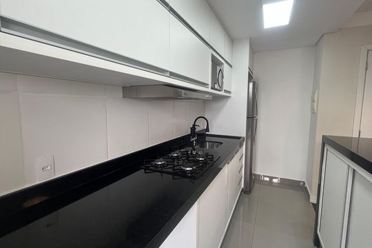 Cozinha de apartamento à venda com 2 quartos, 57m² em Fazenda Santa Cândida, Campinas