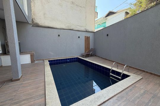 Piscina  de casa de condomínio à venda com 5 quartos, 300m² em Jacarepaguá, Rio de Janeiro