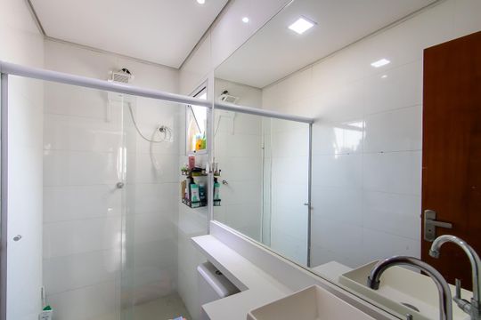 Banheiro de casa de condomínio à venda com 2 quartos, 60m² em Vila Paranagua, São Paulo