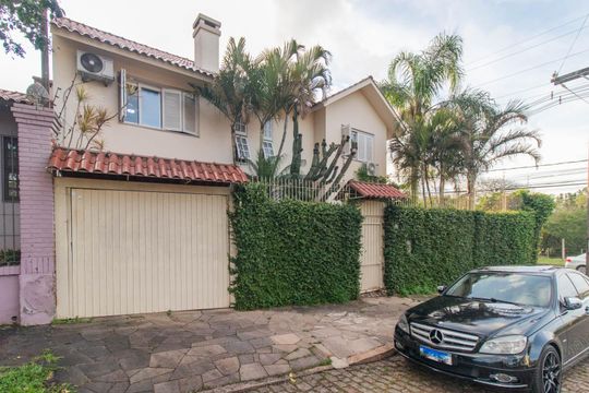 Fachada de casa à venda com 3 quartos, 170m² em Espírito Santo, Porto Alegre