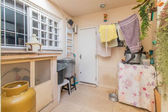 Quintal de casa à venda com 3 quartos, 170m² em Espírito Santo, Porto Alegre