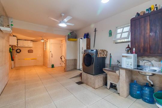 Garagem de casa à venda com 3 quartos, 170m² em Espírito Santo, Porto Alegre
