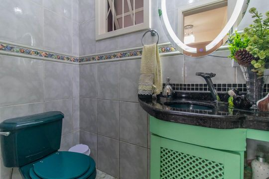 Lavabo de casa à venda com 3 quartos, 170m² em Espírito Santo, Porto Alegre