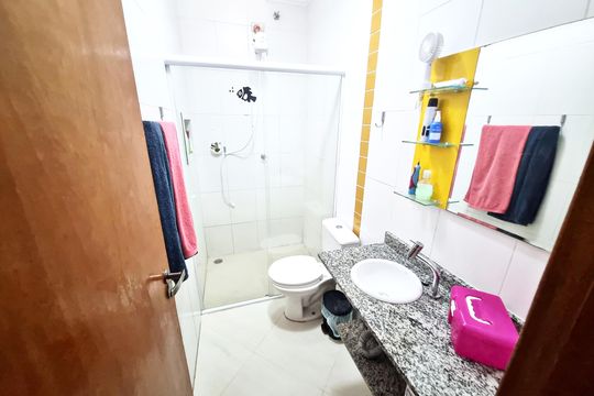 Banheiro da Suíte 2 de casa para alugar com 2 quartos, 75m² em Vila Ivone, São Paulo