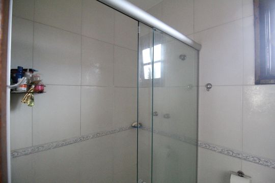 Banheiro da suíte de casa de condomínio à venda com 3 quartos, 121m² em Pechincha, Rio de Janeiro